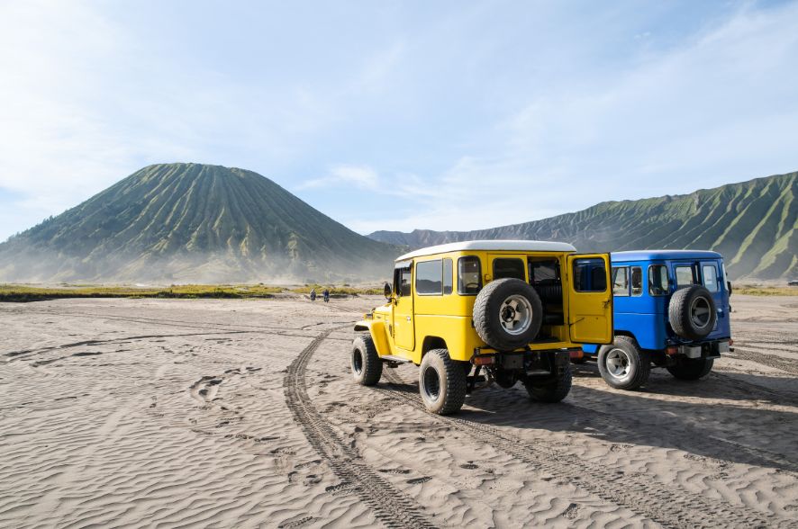 Jeep 4x4 paket wisata Bromo Adam Putra Travel siap berangkat