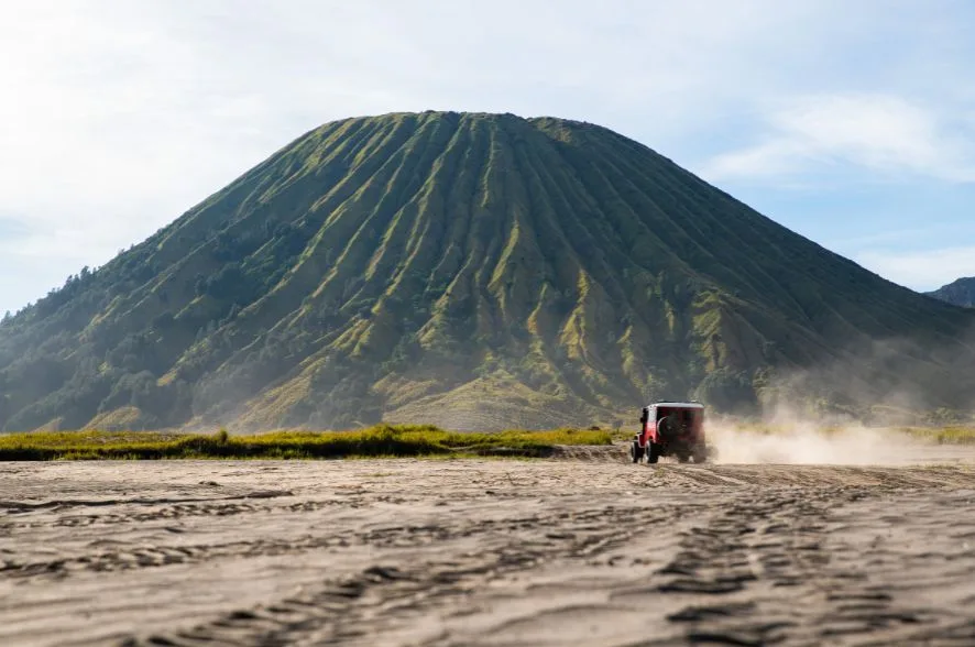 Gambar ini memiliki atribut alt yang kosong; nama berkasnya adalah Pic-Layanan-Tour-Bromo-3_Adam-Putra-Travel-jpg.webp