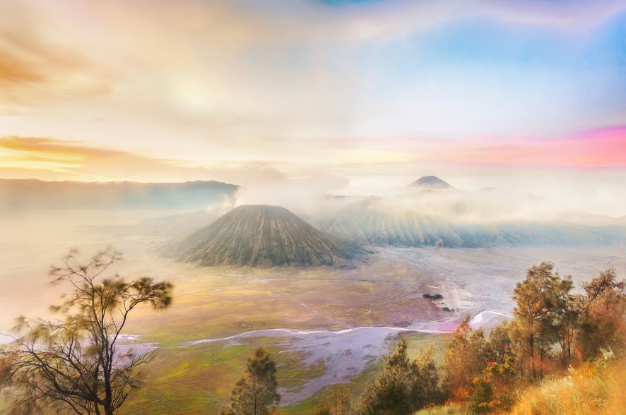 Matahari terbit di Bromo dengan warna langit yang memukau
