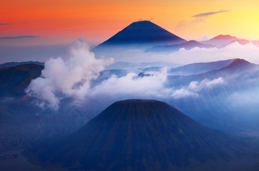 Sunrise spektakuler Bromo - tujuan utama paket wisata Bromo 1 hari dari Malang