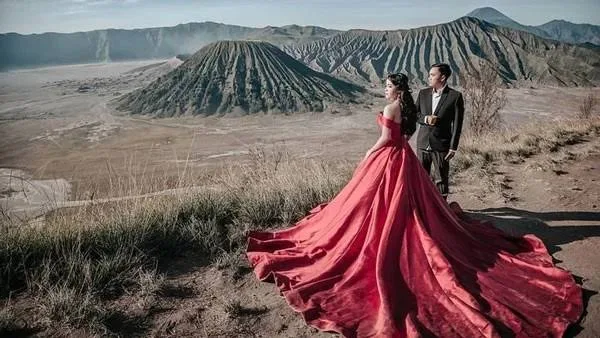 "Sesi foto prewedding berlatar Gunung Bromo sebagai bagian dari aktivitas seru dan unik di kawasan Bromo