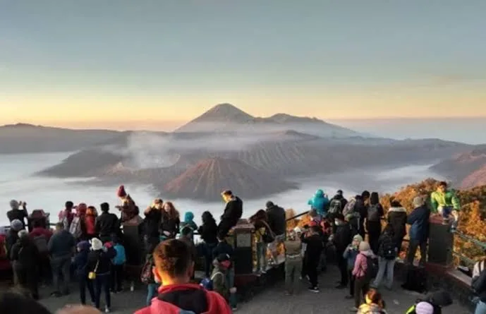 Sunrise spektakuler dari Penanjakan 1 Bromo dalam paket wisata Bromo.