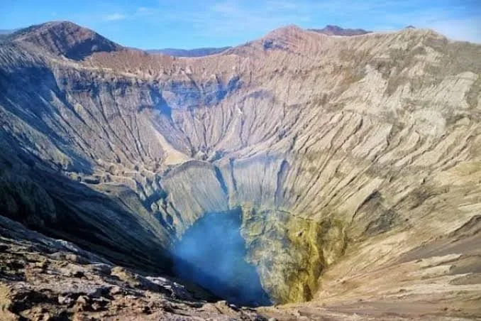 Pemandangan kawah Bromo dari atas dalam perjalanan paket wisata Bromo