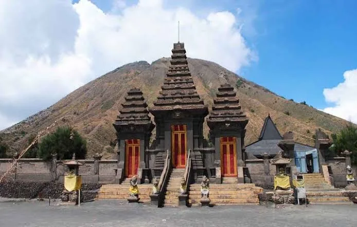 Pura Luhur Poten Bromo di tengah lautan pasir sebagai destinasi paket wisata Bromo