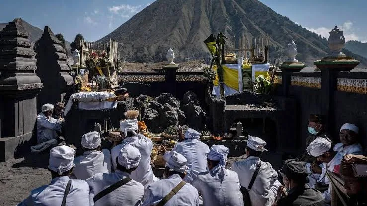 Sejarah gunung Bromo, masyarakat melakukan aktifitas upacara Yadnya Kasada