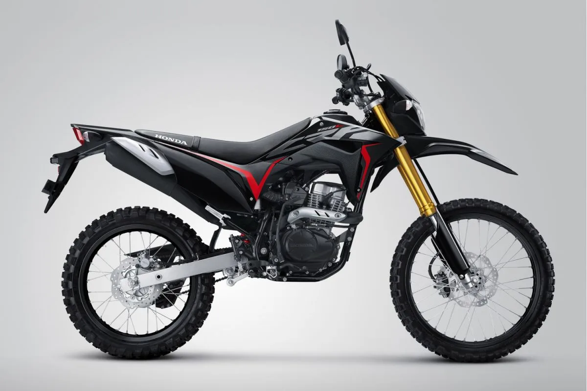 Honda CRF 150 untuk rute off-road dan jalur tanah menuju air terjun Honda CRF rental motor Malang untuk rute off-road