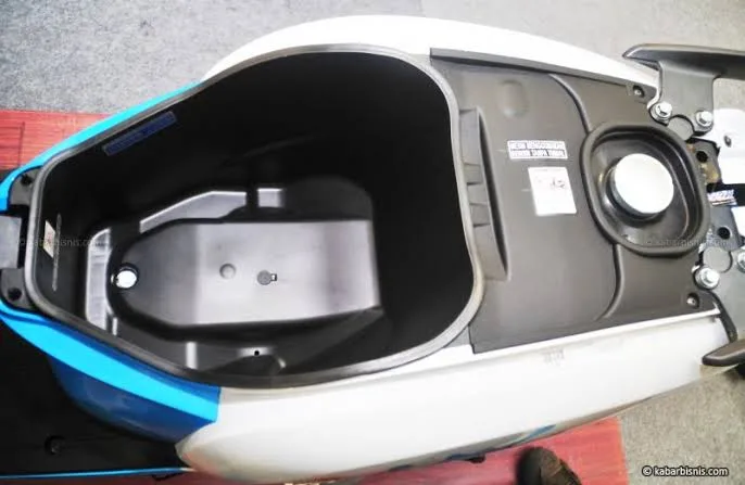 Foto tampak atas bagasi Scoopy yang luas untuk Rental motor scoopy malang