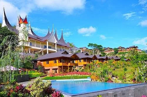 Tampilan Tampak Depan resort Jambuluwuk Batu yang luas dengan sentuhan tradisional.