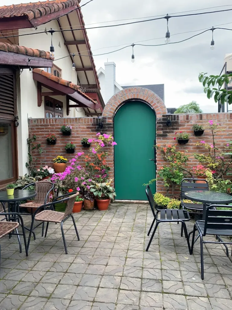 Suasana ruangan outdoor dari kalani Garden cafe yang nyaman dan bersih