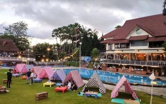 Kusuma Agrowisata Hotel dengan latar belakang perkebunan apel, memberikan pengalaman penginapan unik di Malang berbasis agrowisata.