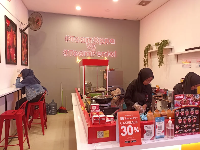 Interior Retoran Korea Oppa Tokpokki yang sederhana namun bersih dan nyaman