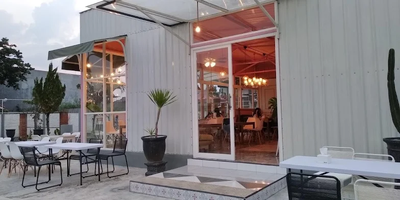 interior kafe SeoulScents Korean Cafe Malang dengan desain minimalis dan estetis.