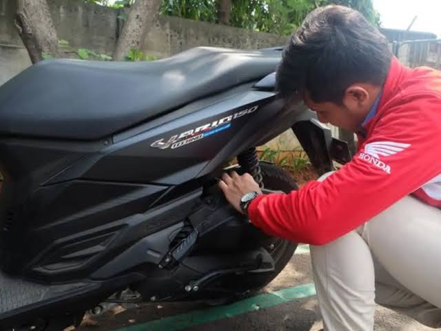 pengecekan kondisi ban motor sewaan Malang saat proses pengembalian