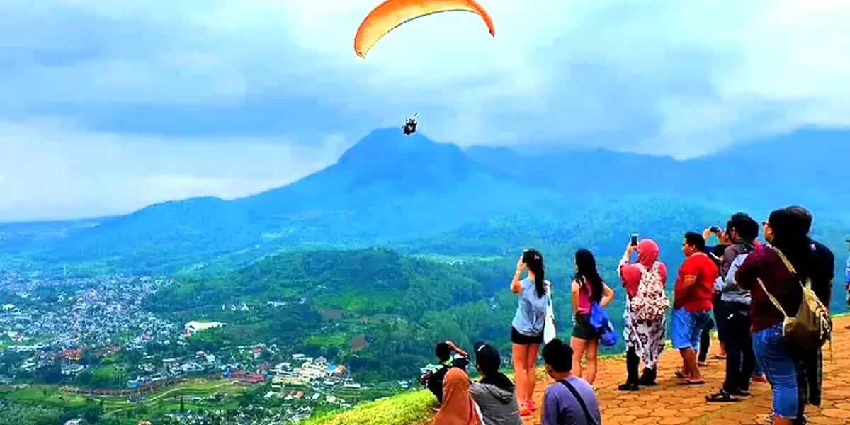 Paralayang Gunung Banyak Batu - bisa ditonton dari bawah atau dicoba sendiri Paralayang Batu Malang Gunung Banyak