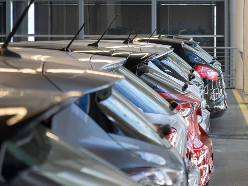 Armada Toyota Avanza travel Malang Surabaya di jalan tol