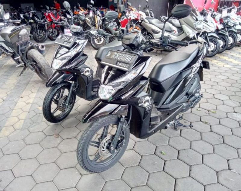 Proses serah terima motor sewa di Malang pelayanan Adam Putra Travel