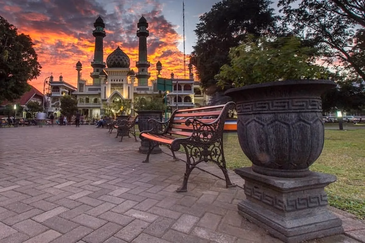Alun-alun Kota Malang, salah satu area yang kerap penuh parkir di akhir pekan