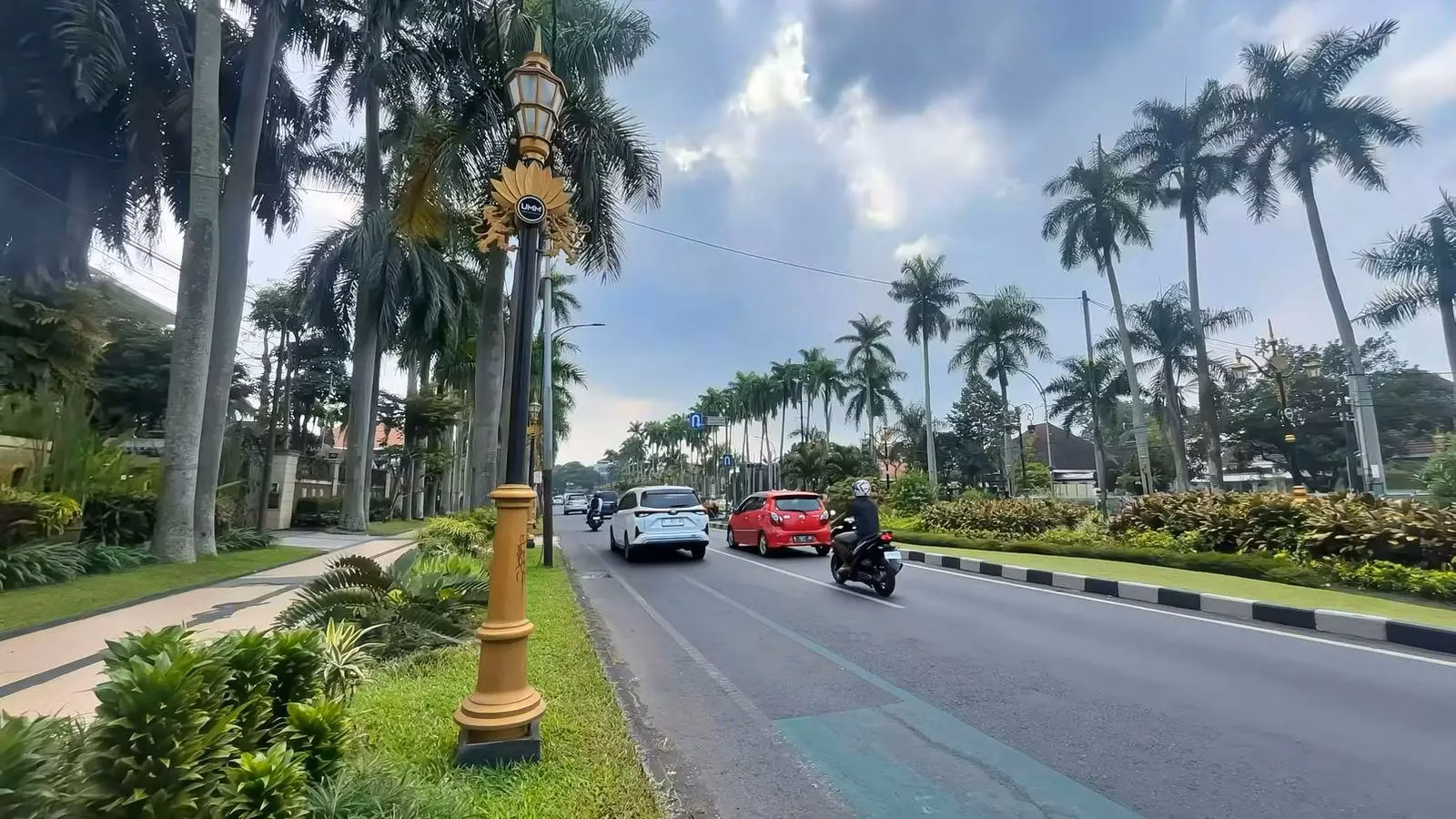 Kawasan Ijen Boulevard Malang dengan deretan pohon besar dan arsitektur kolonial Belanda