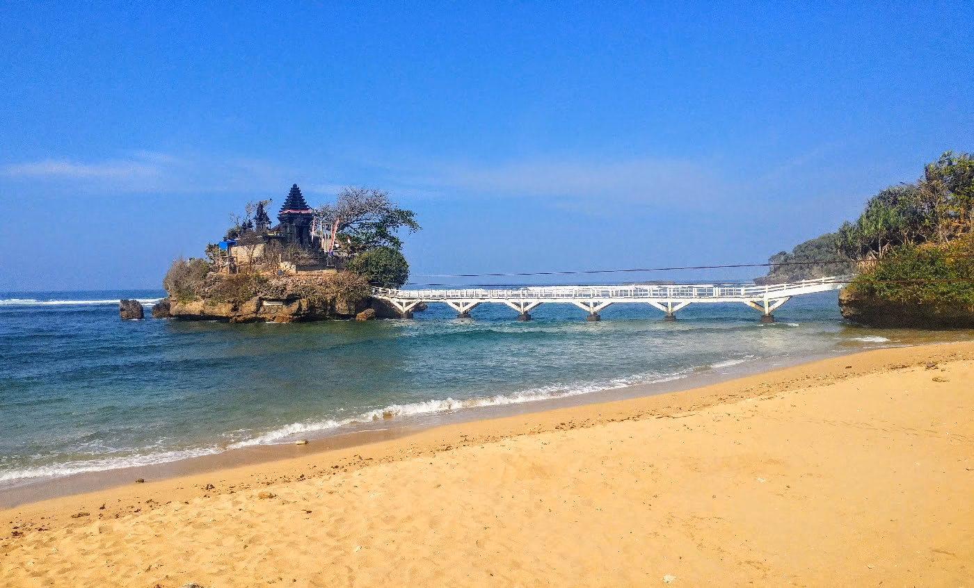 Pantai Balekambang Malang tujuan rental mobil dari kota Malang