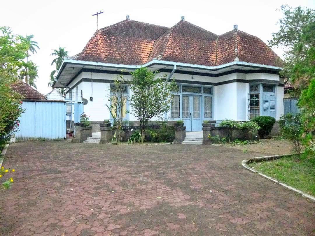 Rumah bersejarah di Ijen Boulevard Malang yang indah di malam hari
