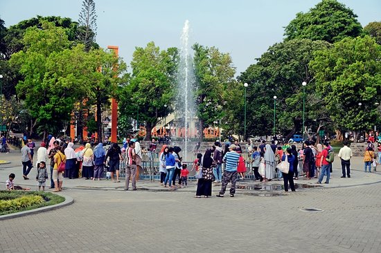 Air mancur di alun-alun Malang yang indah di malam hari dengan lampu warna-warni