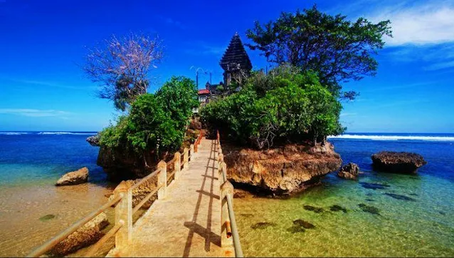 Suasana Pantai Balekambang Malang saat sore hari
