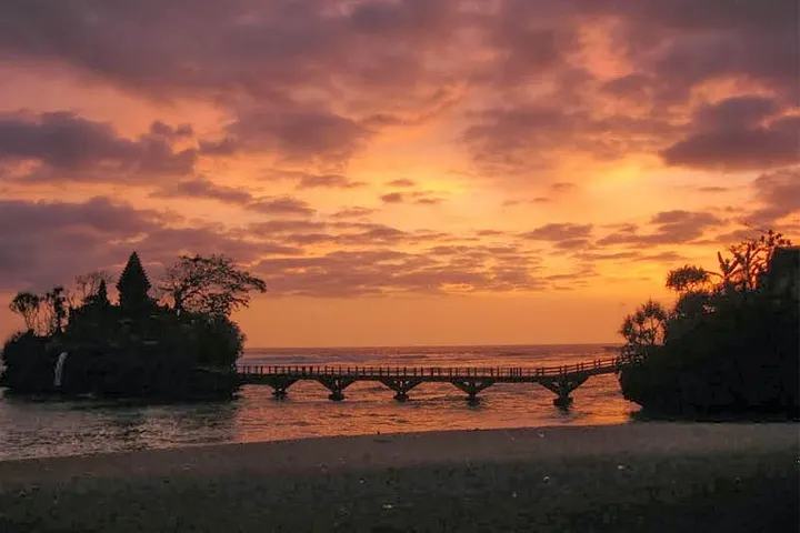 Sunset di Pantai Balekambang Malang untuk pasangan