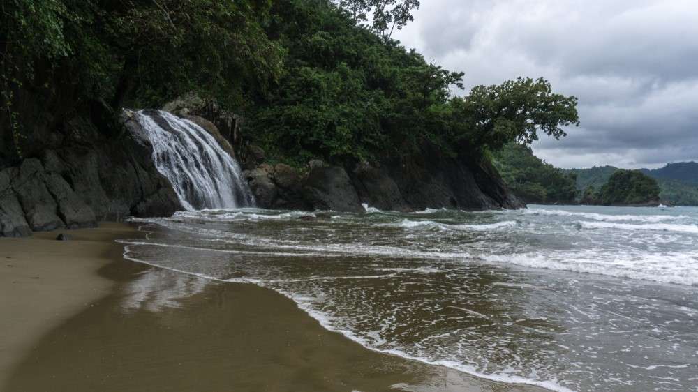 Pantai Banyu Anjlok Malang dengan air terjun langsung ke laut