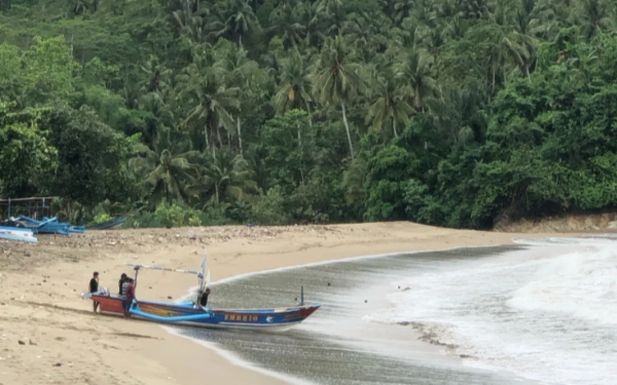 Pantai Wedi Awu Malang Selatan pasir hitam